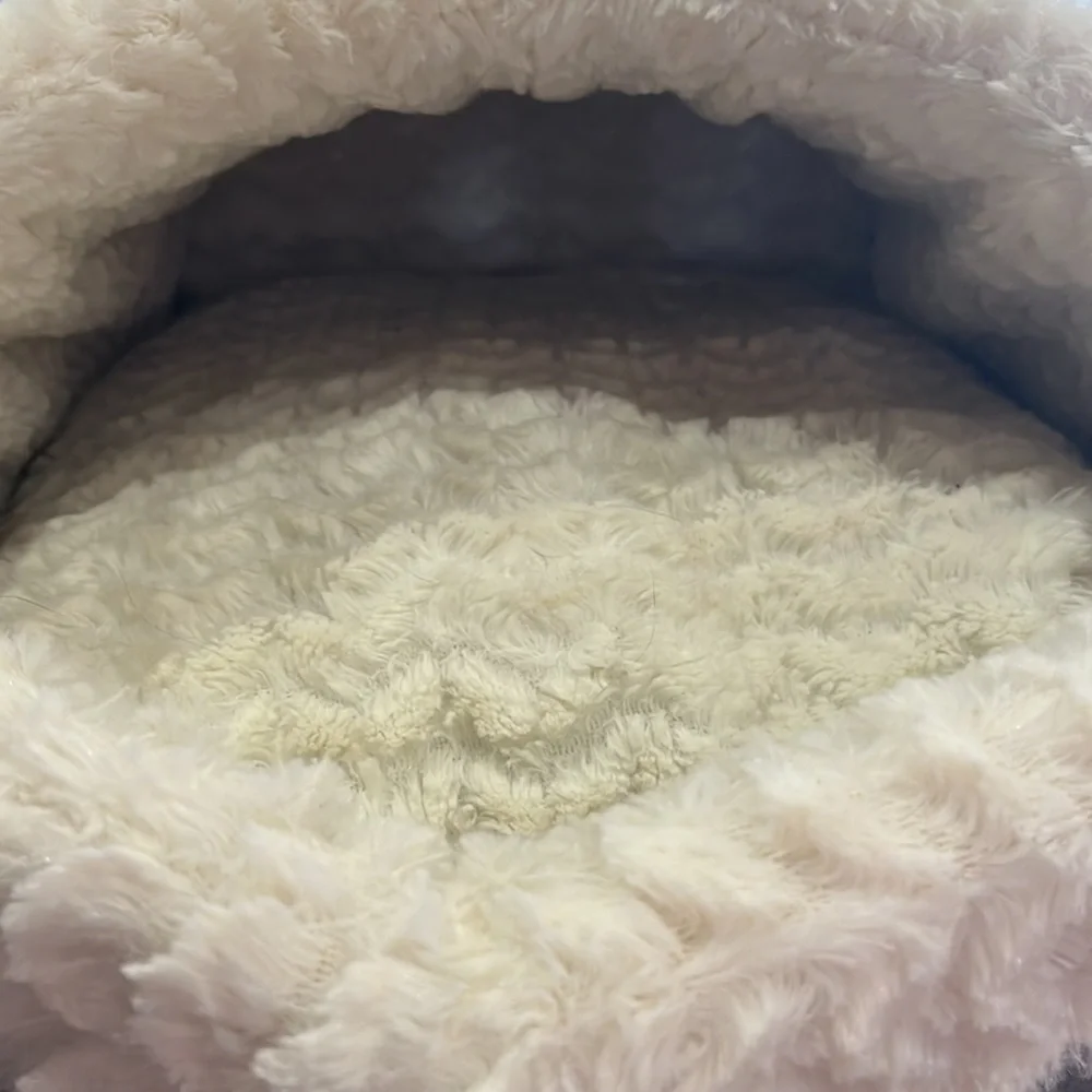 Like new pet bed with soft furry lining and removable pillow
